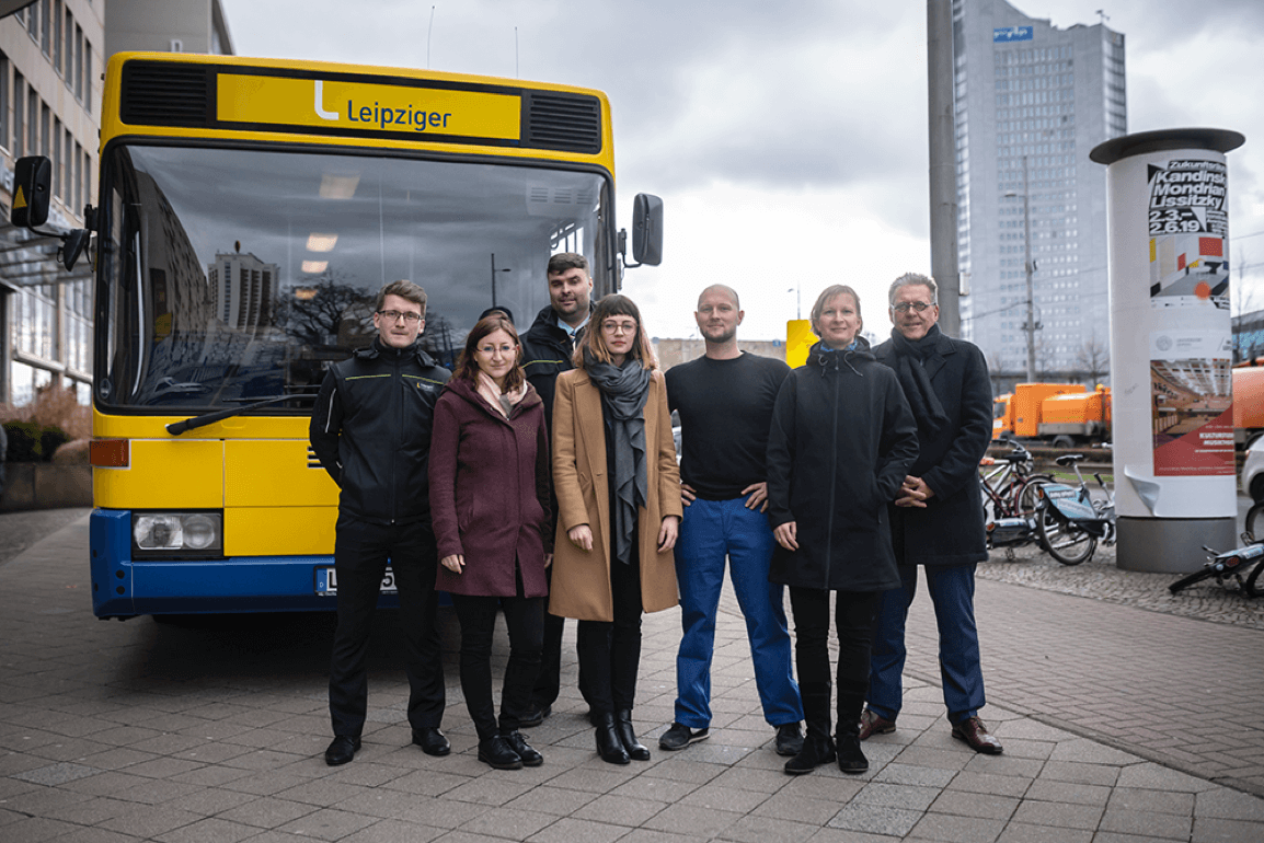 Menschen vor Bus der LVB